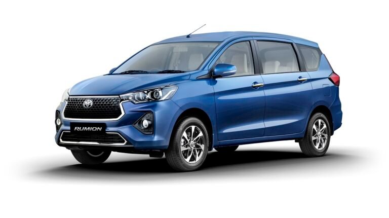 Tech-packed Toyota Rumion G-AT: Experience neo drive at Rs. 13,00,000!
