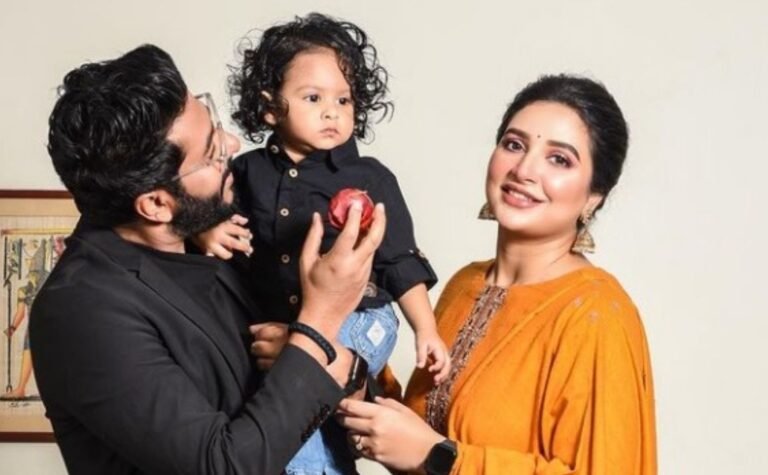 Yalini is busy talking with brother Yuvan with four combs on her head
