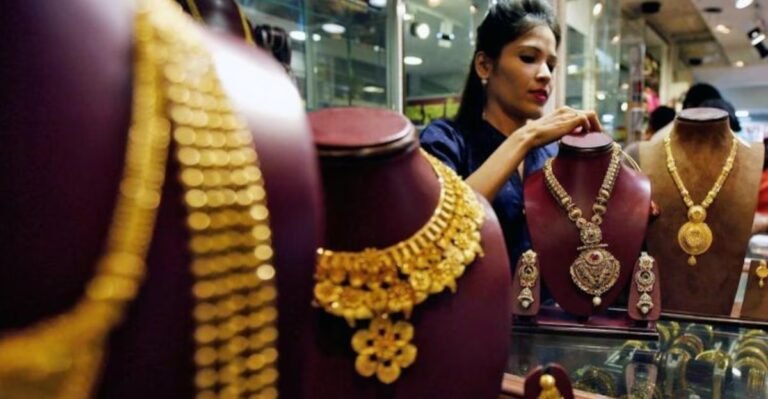 Today the price of gold has decreased a lot, how much is the price of yellow metal?