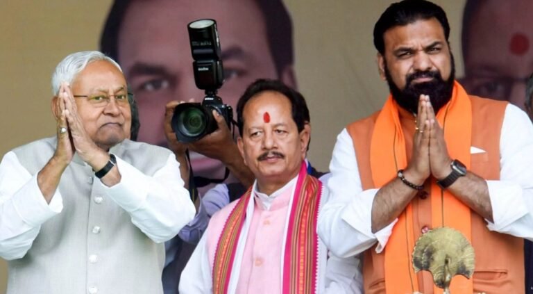 Nitish Kumar gave 51,389 recently hired teachers their appointment letters