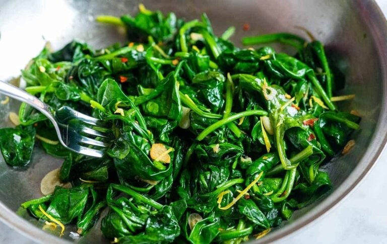 Spinach: A green vegetable with big health benefits