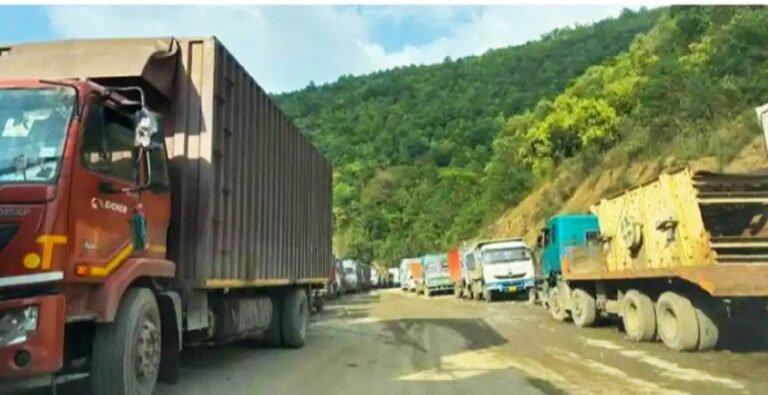 Over 600 Vehicles Stranded On NH-2 As Kim Imposes Extended Shutdown